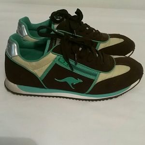 Womens kandaroos tennis shoes size 9.